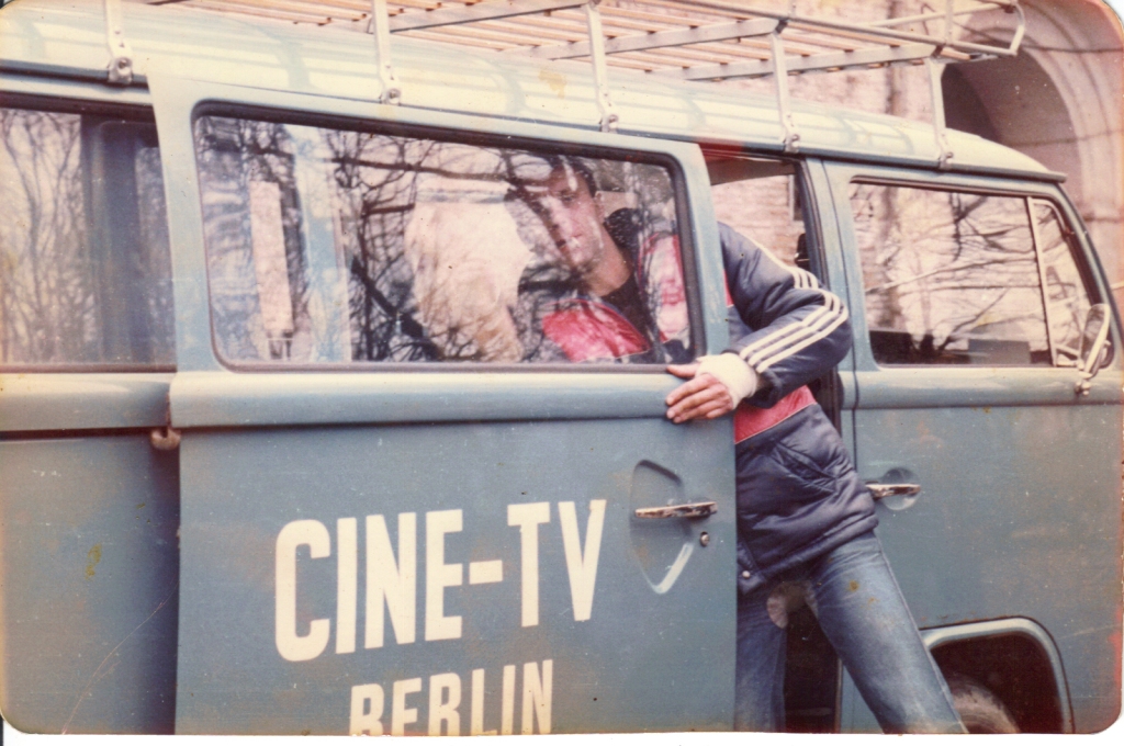 Radu Rusch cu masina lui Sergiu Nicolaescu, pe platoul de filmare la filmul "Noi cei din linia intai"